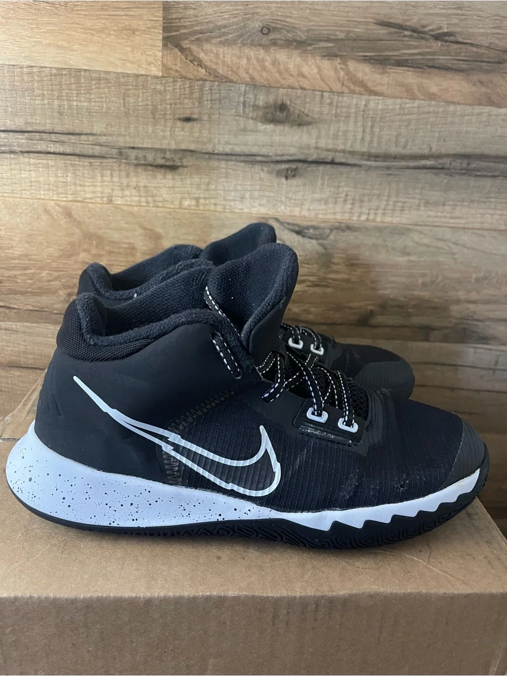 Nike Kyrie Flytrap Black White Size 5.5 Y Basketball Shoes Sneakers